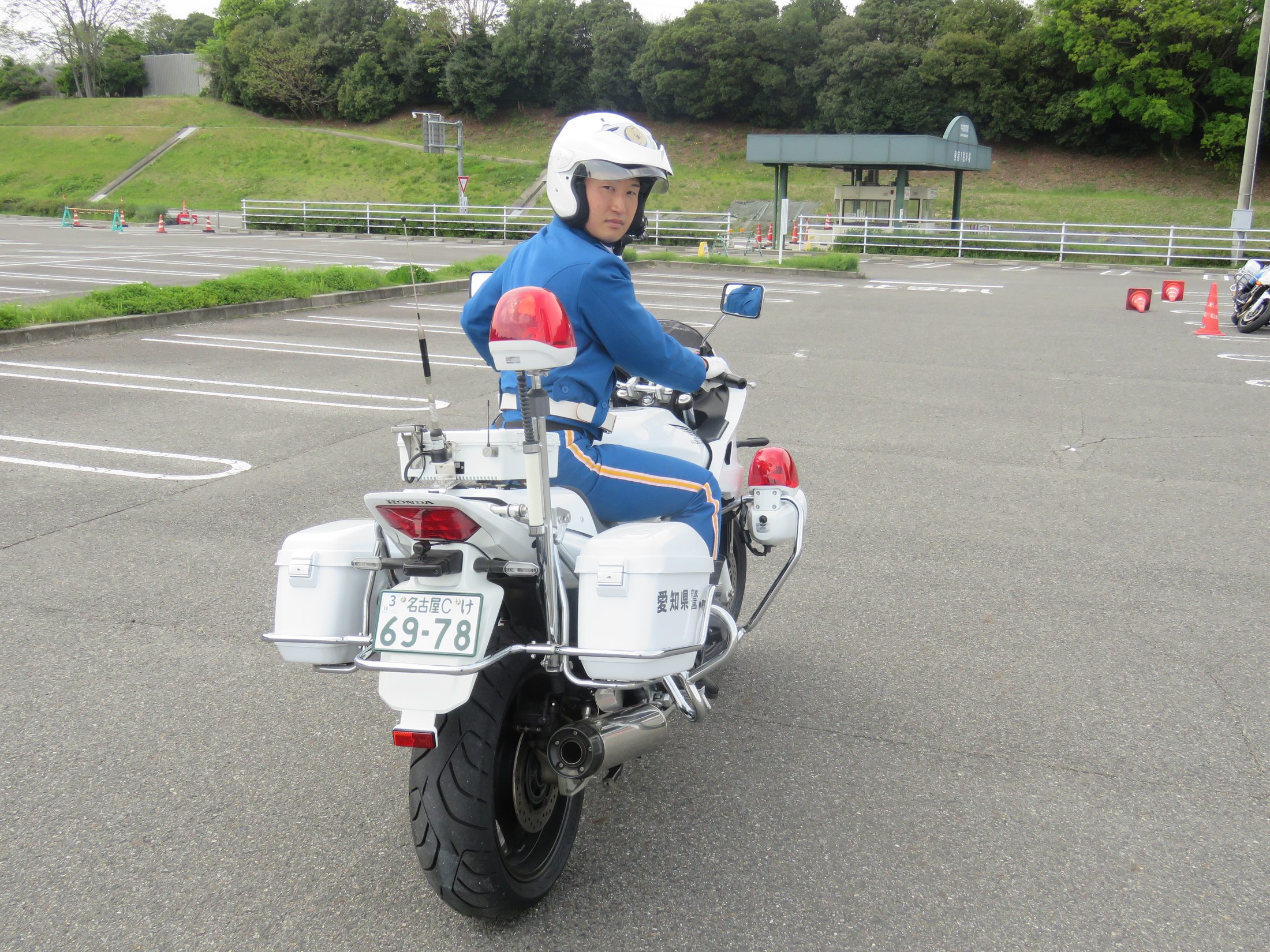 スラローム走行する白バイ