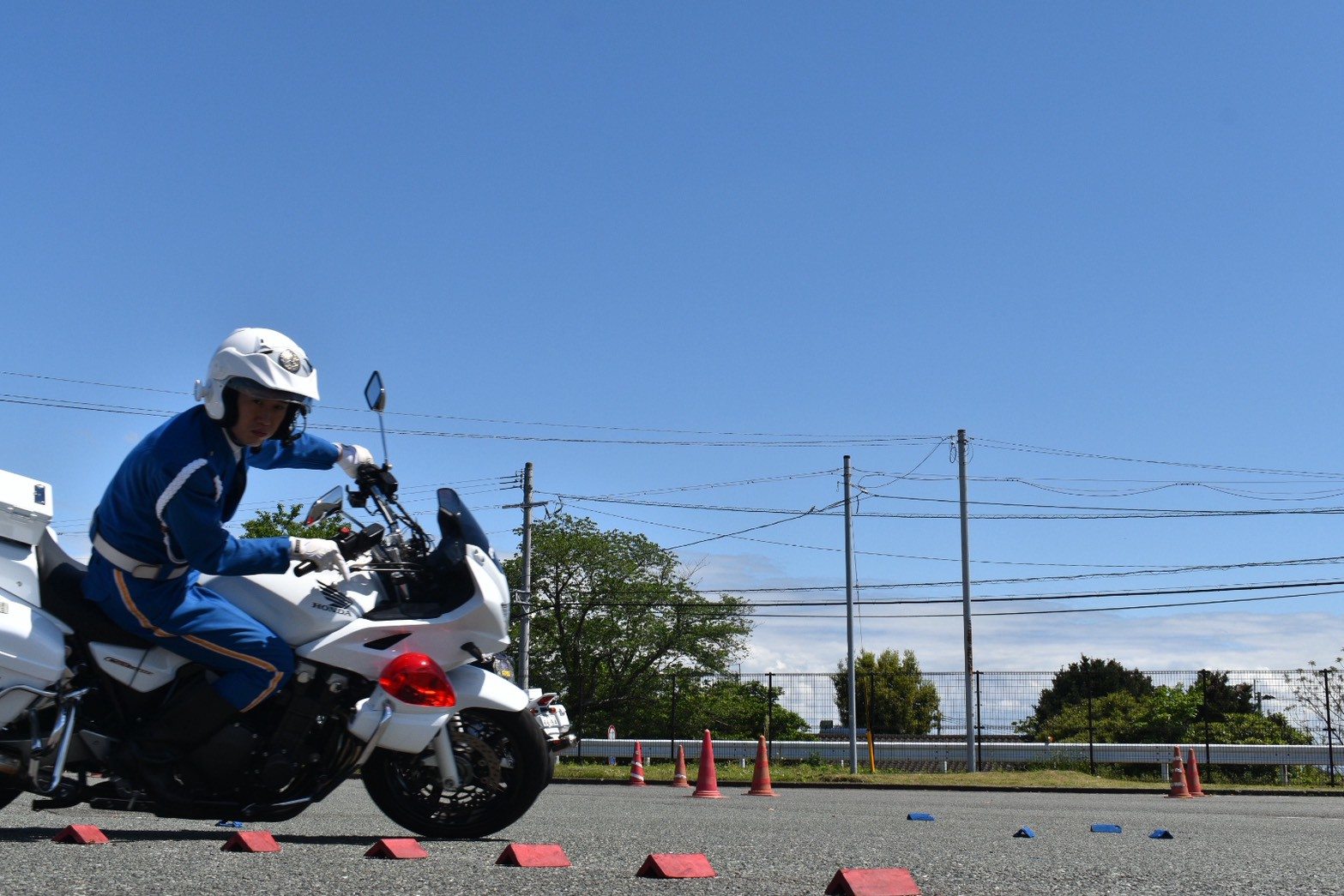 走行する白バイ